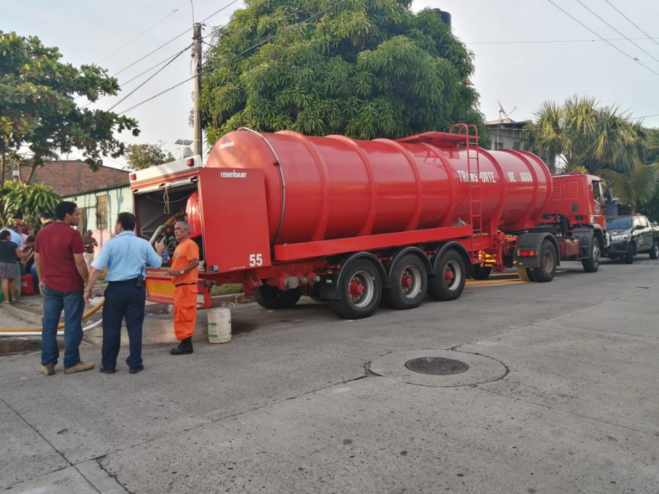 Bomberos activo en plan de contingencia para llevar agua a salvadoreños bomberos-activo-en-plan-de-contingencia-para-llevar-agua-a-salvadorenos